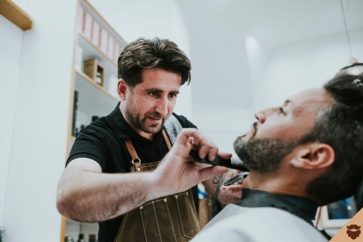 barbershop-couper-barbe-rasoir-electrique Couper barbe avec rasoir au barbier