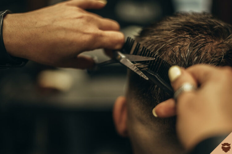 homme-ciseaux-peignes-couper-cheveux ciseaux et peignes pour couper cheveux