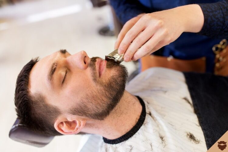 homme-coiffeur-barbier-tondeuse-barbe-wm homme-coiffeur-barbier-tondeuse-barbe-wm