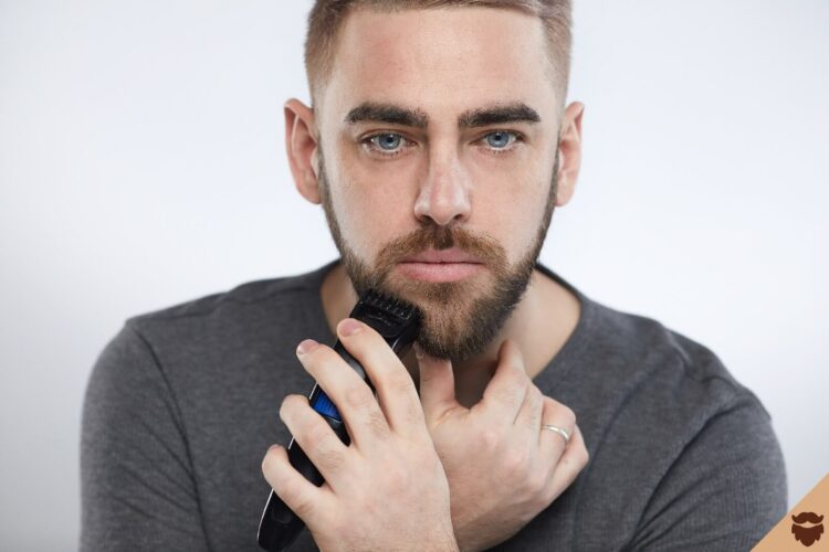 homme-prend-soin-barbe-tondeuse-wm homme-prend-soin-barbe-tondeuse-wm