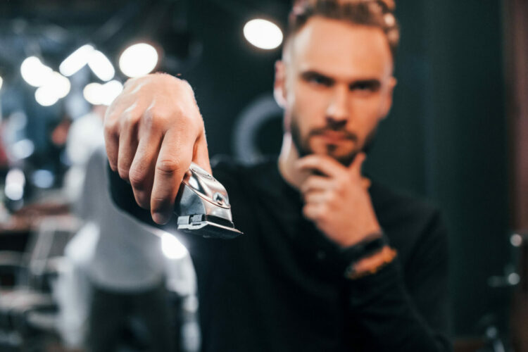 alt= homme tondeuse barbe systeme aspiration plkvpv8rgp94l28ce2lhy8azilgpyw3w7pceqdfv28