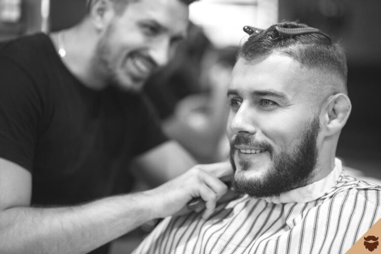 jeune-homme-barbershop-tondre-coupe Jeune homme se fait raser la barbe au coiffeur