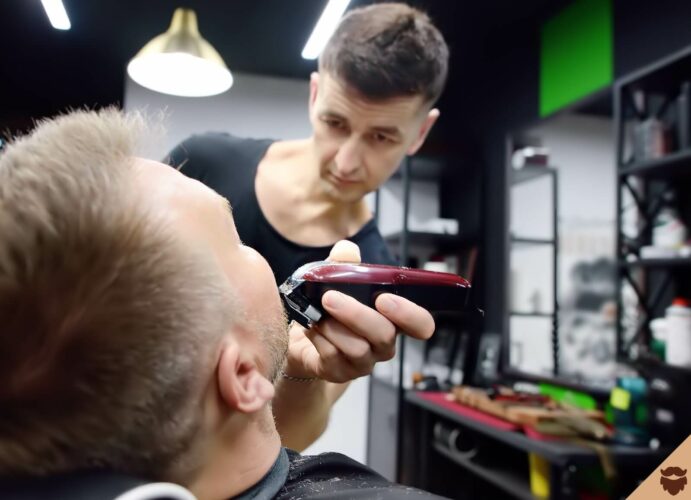 tondeuse-coupe-jeune-homme-barbu-blond Coiffeur tond barbe homme avec tondeuse