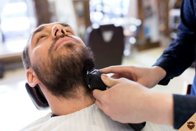 tonte-de-la-barbe-avec-tondeuse-barbier-wm tonte-de-la-barbe-avec-tondeuse-barbier-wm